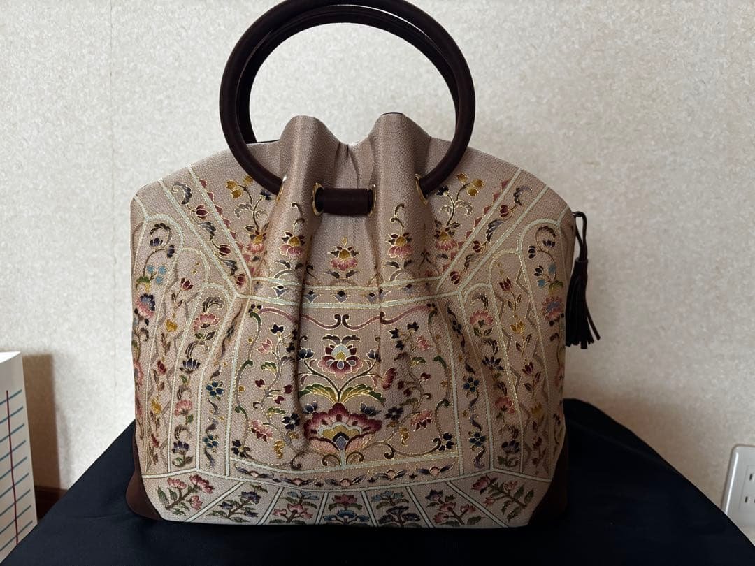 刺繍入りベージュ系ハンドバッグ