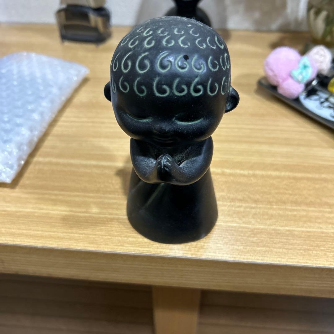 黒色 こけし 手を合わせたデザイン