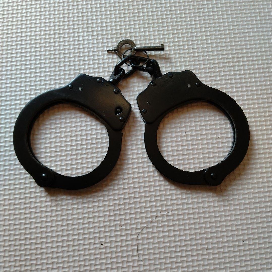 金属製黒両手錠