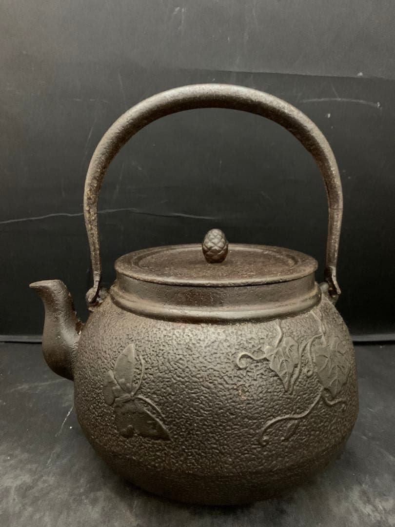 南部鉄瓶　葡萄蝶図　鉄瓶　茶道具　約2.3リットル
