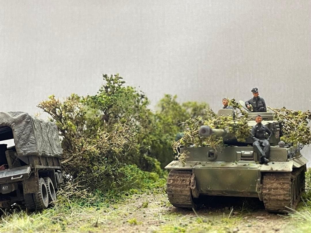 戦車ジオラマ　1/72 ドイツタイガー戦車とUS装甲車+カーゴトラック