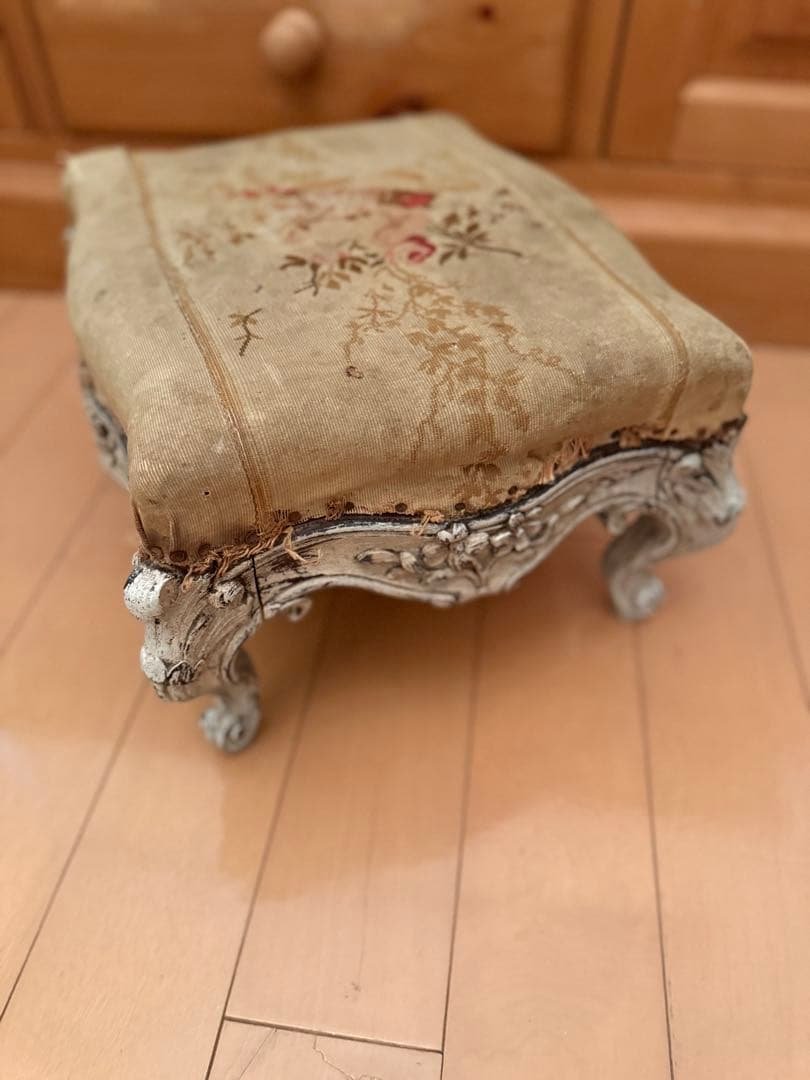 フランスアンティーク 花柄刺繍シャビーなフットスツールデコラティブ脚