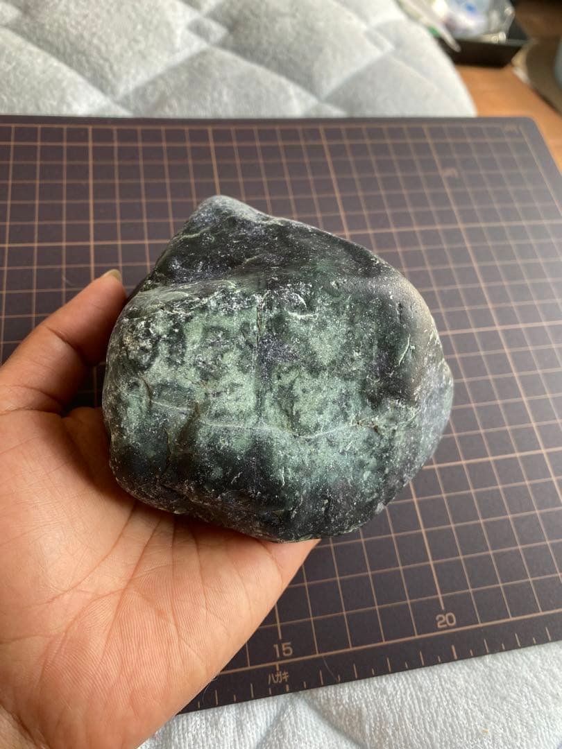 原石　糸魚川　黒翡翠　鑑賞石　770g