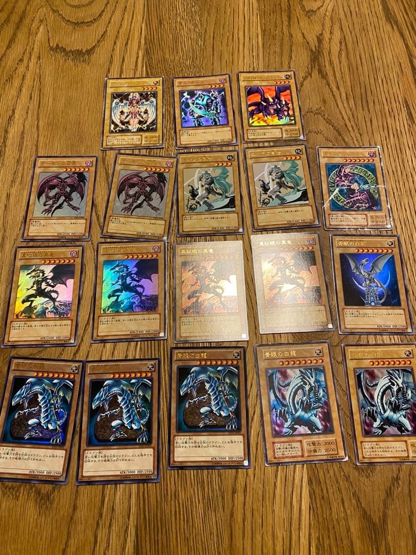 遊戯王カード　まとめ売り　ブルーアイズ　レッドアイズ　ブラックマジシャン