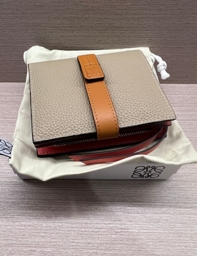 LOEWEロエベ 二つ折り財布 美品