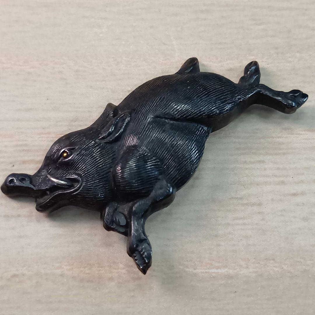 煙草入れ／超絶技巧前金具猪図／在銘あり