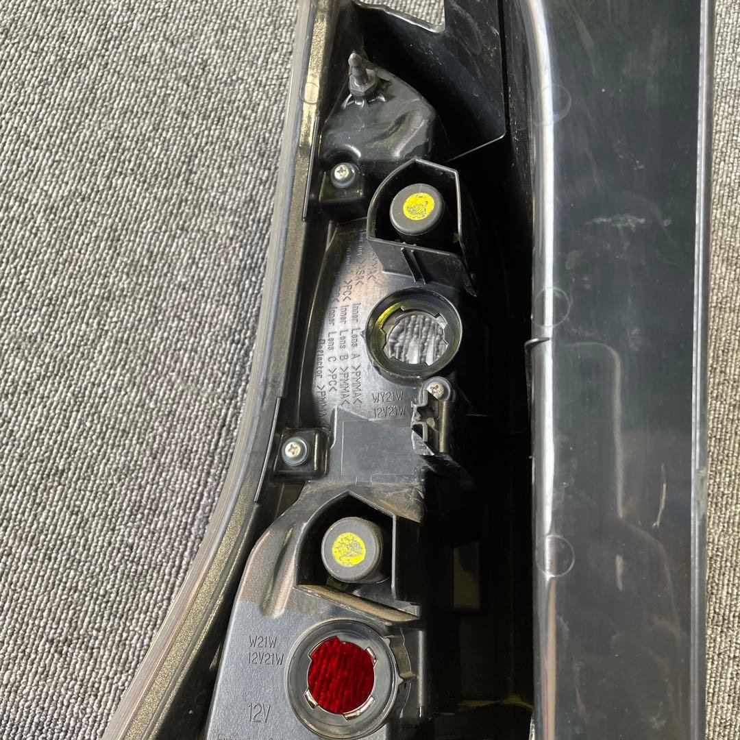 ニッサン　セレナ　リヤコンビネーションランプユニット　右